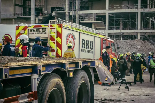 Bangkok, Tayland, 28 Mart 2025 'te Bangkok' taki kurtarma ekipleri, depremin Tayland başkentini vurmasından sonra yıkılan yüksek binaların inşaatı devam ediyor..
