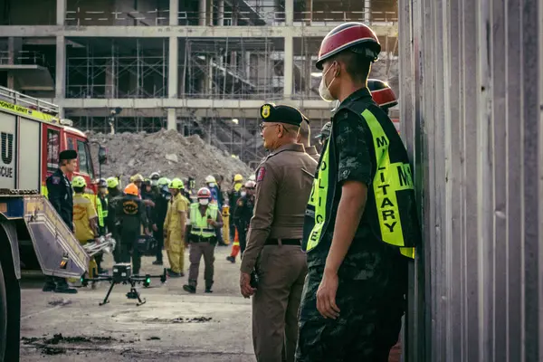 Bangkok, Tayland, 28 Mart 2025 'te Bangkok' taki kurtarma ekipleri, depremin Tayland başkentini vurmasından sonra yıkılan yüksek binaların inşaatı devam ediyor..