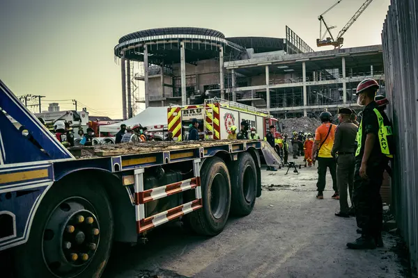 Bangkok, Tayland, 28 Mart 2025 'te Bangkok' taki kurtarma ekipleri, depremin Tayland başkentini vurmasından sonra yıkılan yüksek binaların inşaatı devam ediyor..