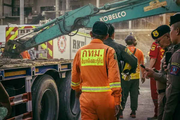 Bangkok, Tayland, 28 Mart 2025 'te Bangkok' taki kurtarma ekipleri, depremin Tayland başkentini vurmasından sonra yıkılan yüksek binaların inşaatı devam ediyor..