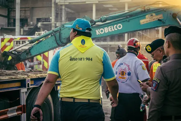 Bangkok, Tayland, 28 Mart 2025 'te Bangkok' taki kurtarma ekipleri, depremin Tayland başkentini vurmasından sonra yıkılan yüksek binaların inşaatı devam ediyor..