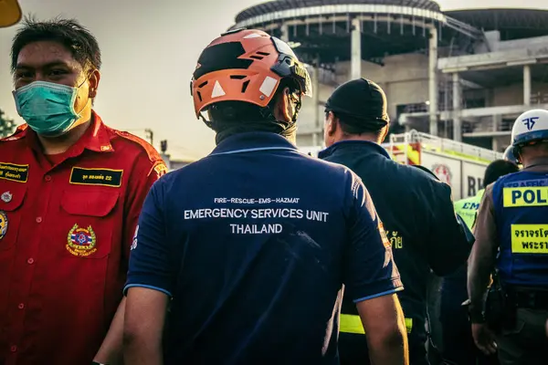 Bangkok, Tayland, 28 Mart 2025 'te Bangkok' taki kurtarma ekipleri, depremin Tayland başkentini vurmasından sonra yıkılan yüksek binaların inşaatı devam ediyor..