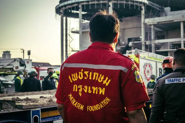 Bangkok, Tayland, 28 Mart 2025 'te Bangkok' taki kurtarma ekipleri, depremin Tayland başkentini vurmasından sonra yıkılan yüksek binaların inşaatı devam ediyor..