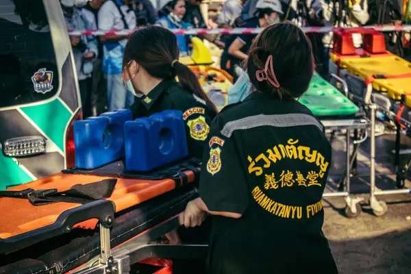 Bangkok, Tayland, 28 Mart 2025 'te Bangkok' taki kurtarma ekipleri, depremin Tayland başkentini vurmasından sonra yıkılan yüksek binaların inşaatı devam ediyor..