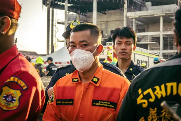 Bangkok, Tayland, 28 Mart 2025 'te Bangkok' taki kurtarma ekipleri, depremin Tayland başkentini vurmasından sonra yıkılan yüksek binaların inşaatı devam ediyor..