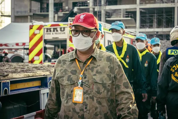 Bangkok, Tayland, 28 Mart 2025 'te Bangkok' taki kurtarma ekipleri, depremin Tayland başkentini vurmasından sonra yıkılan yüksek binaların inşaatı devam ediyor..