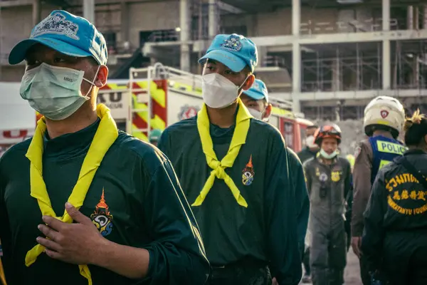 Bangkok, Tayland, 28 Mart 2025 'te Bangkok' taki kurtarma ekipleri, depremin Tayland başkentini vurmasından sonra yıkılan yüksek binaların inşaatı devam ediyor..