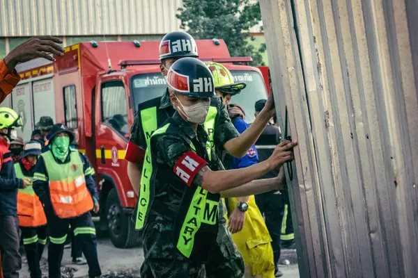 Bangkok, Tayland, 28 Mart 2025 'te Bangkok' taki kurtarma ekipleri, depremin Tayland başkentini vurmasından sonra yıkılan yüksek binaların inşaatı devam ediyor..