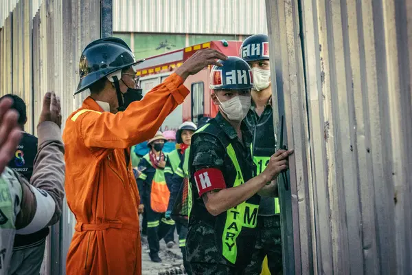 Bangkok, Tayland, 28 Mart 2025 'te Bangkok' taki kurtarma ekipleri, depremin Tayland başkentini vurmasından sonra yıkılan yüksek binaların inşaatı devam ediyor..