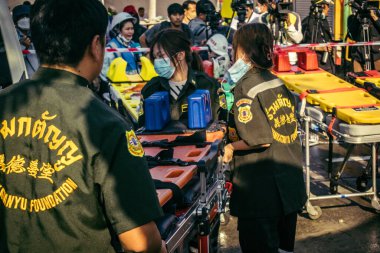 Bangkok, Tayland, 28 Mart 2025 'te Bangkok' taki kurtarma ekipleri, depremin Tayland başkentini vurmasından sonra yıkılan yüksek binaların inşaatı devam ediyor..