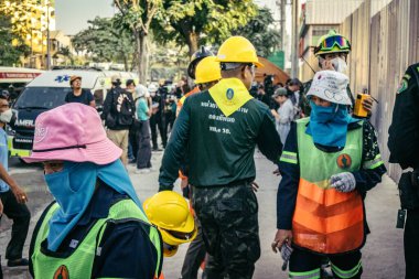 Bangkok, Tayland, 28 Mart 2025 'te Bangkok' taki kurtarma ekipleri, depremin Tayland başkentini vurmasından sonra yıkılan yüksek binaların inşaatı devam ediyor..