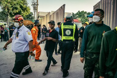 Bangkok, Tayland, 28 Mart 2025 'te Bangkok' taki kurtarma ekipleri, depremin Tayland başkentini vurmasından sonra yıkılan yüksek binaların inşaatı devam ediyor..