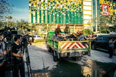 Bangkok, Tayland, 28 Mart 2025 'te Bangkok' taki kurtarma ekipleri, depremin Tayland başkentini vurmasından sonra yıkılan yüksek binaların inşaatı devam ediyor..