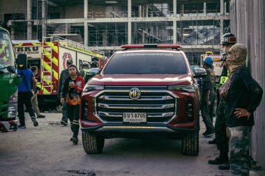Bangkok, Tayland, 28 Mart 2025 'te Bangkok' taki kurtarma ekipleri, depremin Tayland başkentini vurmasından sonra yıkılan yüksek binaların inşaatı devam ediyor..