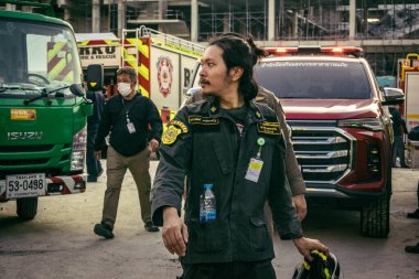 Bangkok, Tayland, 28 Mart 2025 'te Bangkok' taki kurtarma ekipleri, depremin Tayland başkentini vurmasından sonra yıkılan yüksek binaların inşaatı devam ediyor..