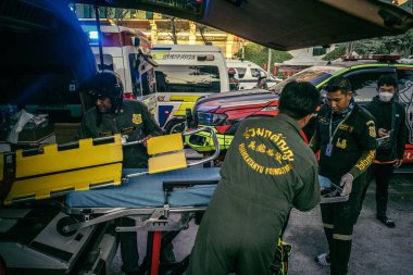 Bangkok, Tayland, 28 Mart 2025 'te Bangkok' taki kurtarma ekipleri, depremin Tayland başkentini vurmasından sonra yıkılan yüksek binaların inşaatı devam ediyor..