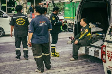 Bangkok, Tayland, 28 Mart 2025 'te Bangkok' taki kurtarma ekipleri, depremin Tayland başkentini vurmasından sonra yıkılan yüksek binaların inşaatı devam ediyor..
