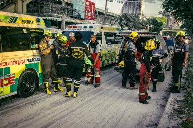 Bangkok, Tayland, 28 Mart 2025 'te Bangkok' taki kurtarma ekipleri, depremin Tayland başkentini vurmasından sonra yıkılan yüksek binaların inşaatı devam ediyor..