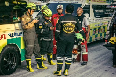 Bangkok, Tayland, 28 Mart 2025 'te Bangkok' taki kurtarma ekipleri, depremin Tayland başkentini vurmasından sonra yıkılan yüksek binaların inşaatı devam ediyor..