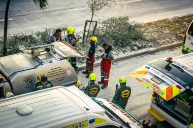 Bangkok, Tayland, 28 Mart 2025 'te Bangkok' taki kurtarma ekipleri, depremin Tayland başkentini vurmasından sonra yıkılan yüksek binaların inşaatı devam ediyor..