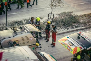 Bangkok, Tayland, 28 Mart 2025 'te Bangkok' taki kurtarma ekipleri, depremin Tayland başkentini vurmasından sonra yıkılan yüksek binaların inşaatı devam ediyor..