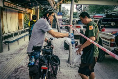 Bangkok, Tayland, 28 Mart 2025 'te Bangkok' taki kurtarma ekipleri, depremin Tayland başkentini vurmasından sonra yıkılan yüksek binaların inşaatı devam ediyor..