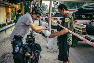 Bangkok, Tayland, 28 Mart 2025 'te Bangkok' taki kurtarma ekipleri, depremin Tayland başkentini vurmasından sonra yıkılan yüksek binaların inşaatı devam ediyor..