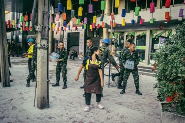 Bangkok, Tayland, 28 Mart 2025 'te Bangkok' taki kurtarma ekipleri, depremin Tayland başkentini vurmasından sonra yıkılan yüksek binaların inşaatı devam ediyor..