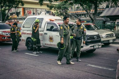 Bangkok, Tayland, 28 Mart 2025 'te Bangkok' taki kurtarma ekipleri, depremin Tayland başkentini vurmasından sonra yıkılan yüksek binaların inşaatı devam ediyor..