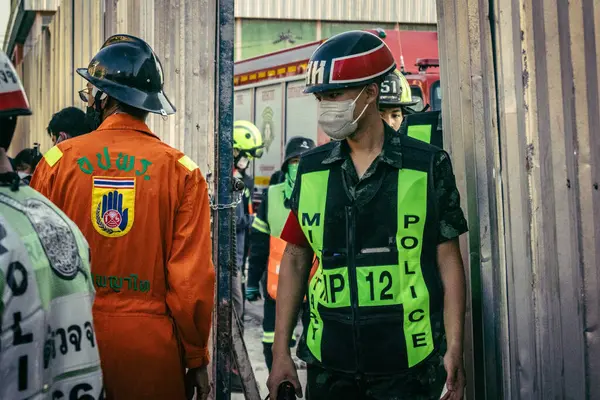 Bangkok, Tayland, 28 Mart 2025 'te Bangkok' taki kurtarma ekipleri, depremin Tayland başkentini vurmasından sonra yıkılan yüksek binaların inşaatı devam ediyor..