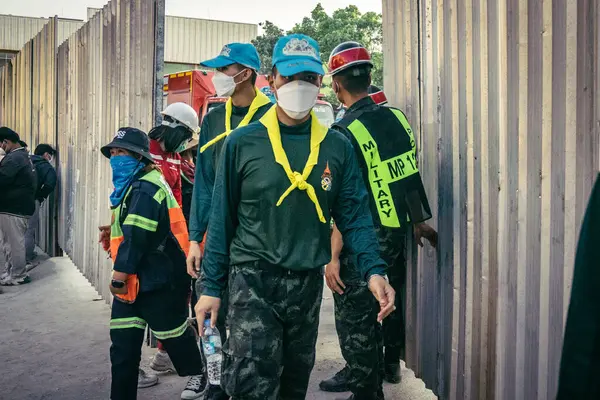 Bangkok, Tayland, 28 Mart 2025 'te Bangkok' taki kurtarma ekipleri, depremin Tayland başkentini vurmasından sonra yıkılan yüksek binaların inşaatı devam ediyor..