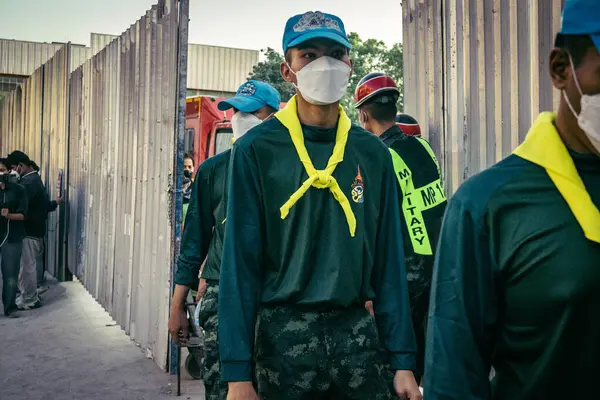 Bangkok, Tayland, 28 Mart 2025 'te Bangkok' taki kurtarma ekipleri, depremin Tayland başkentini vurmasından sonra yıkılan yüksek binaların inşaatı devam ediyor..