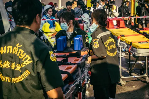 Bangkok, Tayland, 28 Mart 2025 'te Bangkok' taki kurtarma ekipleri, depremin Tayland başkentini vurmasından sonra yıkılan yüksek binaların inşaatı devam ediyor..