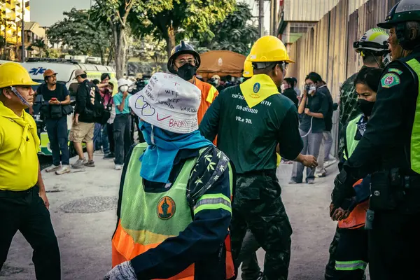 Bangkok, Tayland, 28 Mart 2025 'te Bangkok' taki kurtarma ekipleri, depremin Tayland başkentini vurmasından sonra yıkılan yüksek binaların inşaatı devam ediyor..