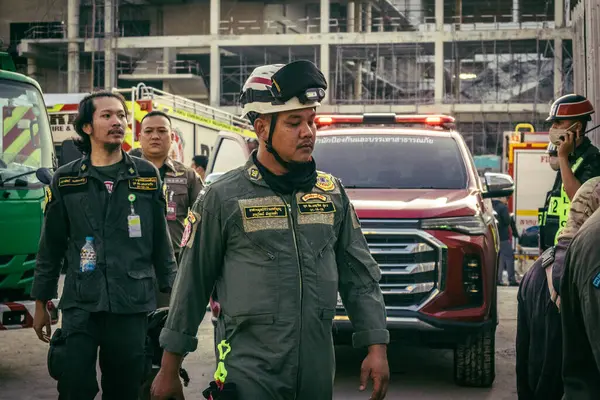 Bangkok, Tayland, 28 Mart 2025 'te Bangkok' taki kurtarma ekipleri, depremin Tayland başkentini vurmasından sonra yıkılan yüksek binaların inşaatı devam ediyor..
