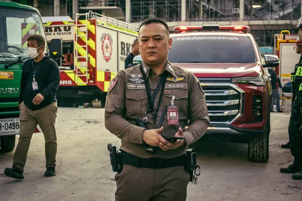 Bangkok, Tayland, 28 Mart 2025 'te Bangkok' taki kurtarma ekipleri, depremin Tayland başkentini vurmasından sonra yıkılan yüksek binaların inşaatı devam ediyor..