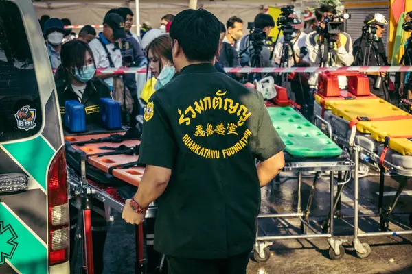 Bangkok, Tayland, 28 Mart 2025 'te Bangkok' taki kurtarma ekipleri, depremin Tayland başkentini vurmasından sonra yıkılan yüksek binaların inşaatı devam ediyor..