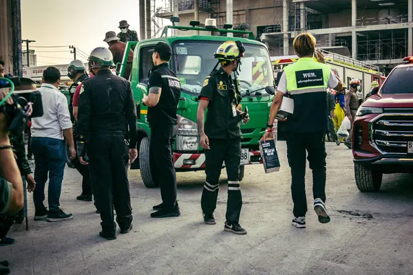 Bangkok, Tayland, 28 Mart 2025 'te Bangkok' taki kurtarma ekipleri, depremin Tayland başkentini vurmasından sonra yıkılan yüksek binaların inşaatı devam ediyor..