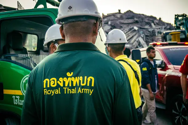Bangkok, Tayland, 28 Mart 2025 'te Bangkok' taki kurtarma ekipleri, depremin Tayland başkentini vurmasından sonra yıkılan yüksek binaların inşaatı devam ediyor..