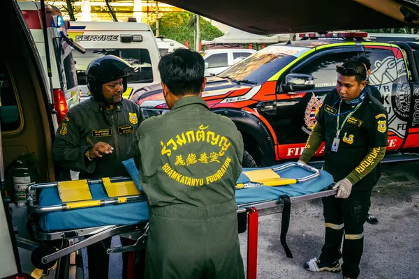 Bangkok, Tayland, 28 Mart 2025 'te Bangkok' taki kurtarma ekipleri, depremin Tayland başkentini vurmasından sonra yıkılan yüksek binaların inşaatı devam ediyor..