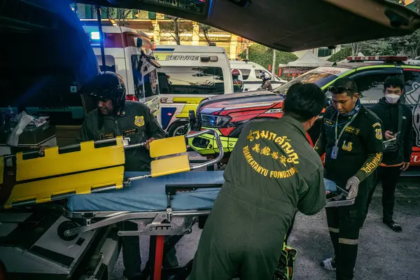 Bangkok, Tayland, 28 Mart 2025 'te Bangkok' taki kurtarma ekipleri, depremin Tayland başkentini vurmasından sonra yıkılan yüksek binaların inşaatı devam ediyor..