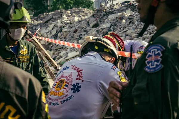 Bangkok, Tayland, 28 Mart 2025 'te Bangkok' taki kurtarma ekipleri, depremin Tayland başkentini vurmasından sonra yıkılan yüksek binaların inşaatı devam ediyor..