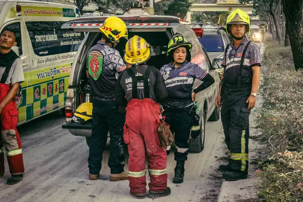 Bangkok, Tayland, 28 Mart 2025 'te Bangkok' taki kurtarma ekipleri, depremin Tayland başkentini vurmasından sonra yıkılan yüksek binaların inşaatı devam ediyor..