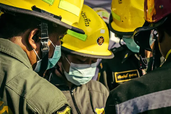 Bangkok, Tayland, 28 Mart 2025 'te Bangkok' taki kurtarma ekipleri, depremin Tayland başkentini vurmasından sonra yıkılan yüksek binaların inşaatı devam ediyor..