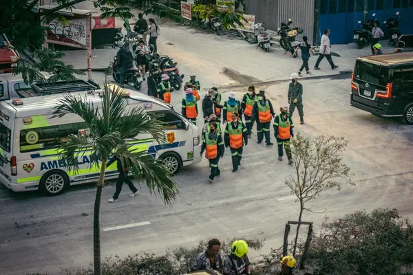 Bangkok, Tayland, 28 Mart 2025 'te Bangkok' taki kurtarma ekipleri, depremin Tayland başkentini vurmasından sonra yıkılan yüksek binaların inşaatı devam ediyor..