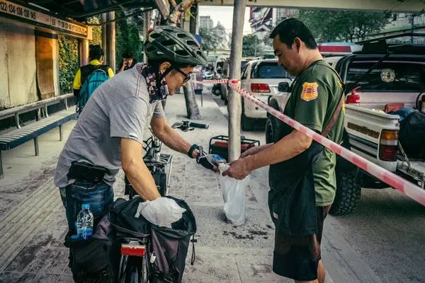 Bangkok, Tayland, 28 Mart 2025 'te Bangkok' taki kurtarma ekipleri, depremin Tayland başkentini vurmasından sonra yıkılan yüksek binaların inşaatı devam ediyor..