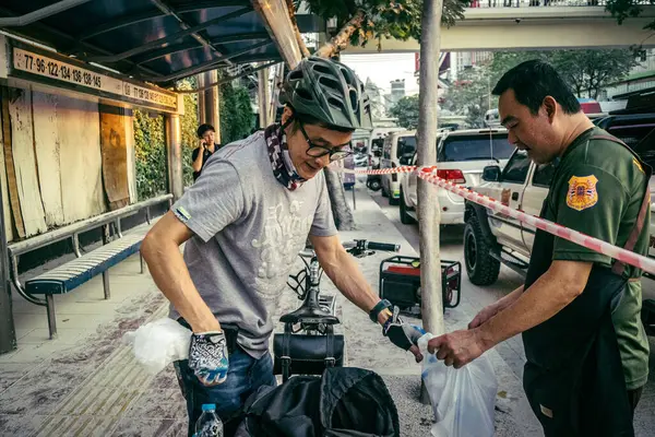 Bangkok, Tayland, 28 Mart 2025 'te Bangkok' taki kurtarma ekipleri, depremin Tayland başkentini vurmasından sonra yıkılan yüksek binaların inşaatı devam ediyor..