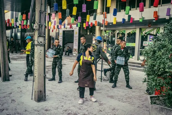 Bangkok, Tayland, 28 Mart 2025 'te Bangkok' taki kurtarma ekipleri, depremin Tayland başkentini vurmasından sonra yıkılan yüksek binaların inşaatı devam ediyor..