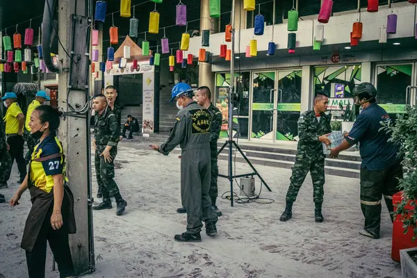 Bangkok, Tayland, 28 Mart 2025 'te Bangkok' taki kurtarma ekipleri, depremin Tayland başkentini vurmasından sonra yıkılan yüksek binaların inşaatı devam ediyor..