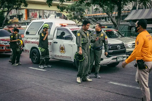 Bangkok, Tayland, 28 Mart 2025 'te Bangkok' taki kurtarma ekipleri, depremin Tayland başkentini vurmasından sonra yıkılan yüksek binaların inşaatı devam ediyor..